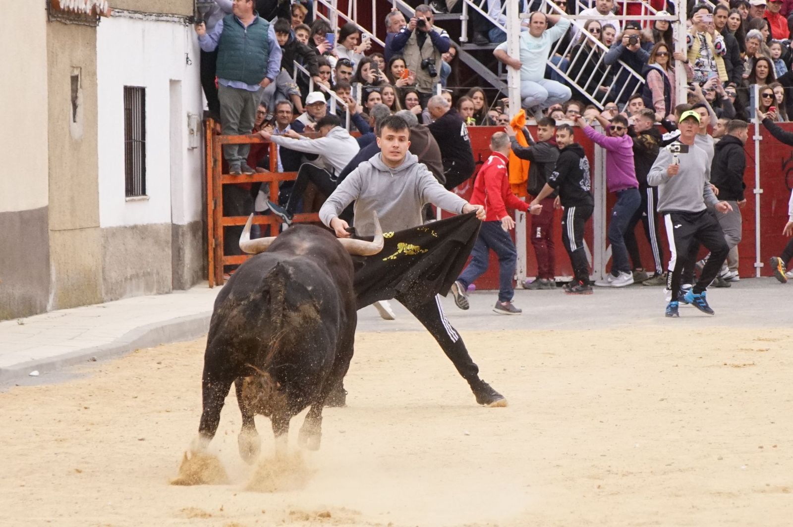 ambiente-y-participacion-durante-el-toro-del-voto-en-villoria-suelta-de-dos-toros-del-cajon-foto-juanes-26