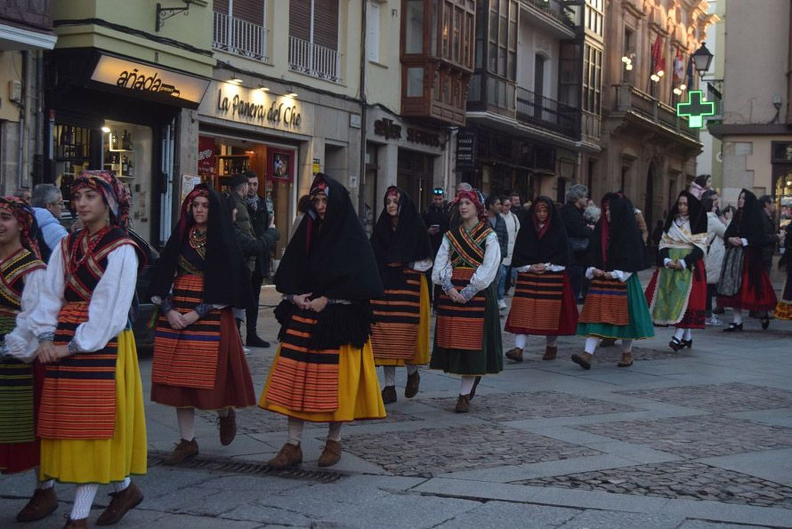 las-candelas-vuelven-a-unir-la-iglesia-de-san-juan-con-la-de-san-vicente-80