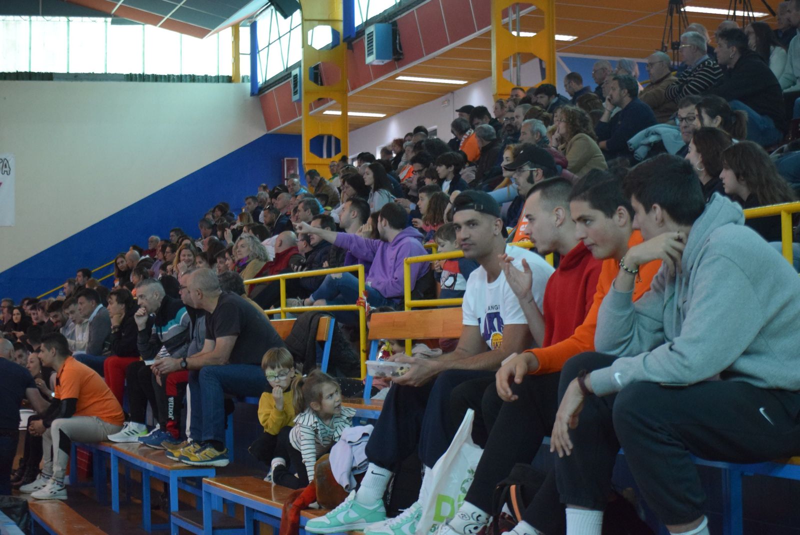 Afición del CD Zamarat en su partido ante el Azul Marino Mallorca.