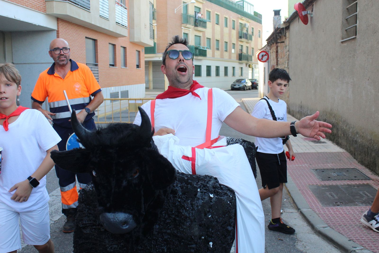 Castellanos de Moriscos. Paseo de peñas con la temática “Viva San Fermín”