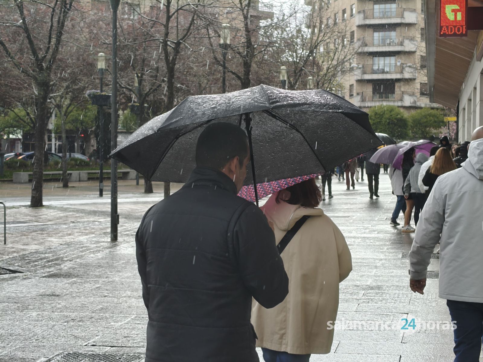 Personas paseando bajo la lluvia en Salamanca. Archivo. S24H.