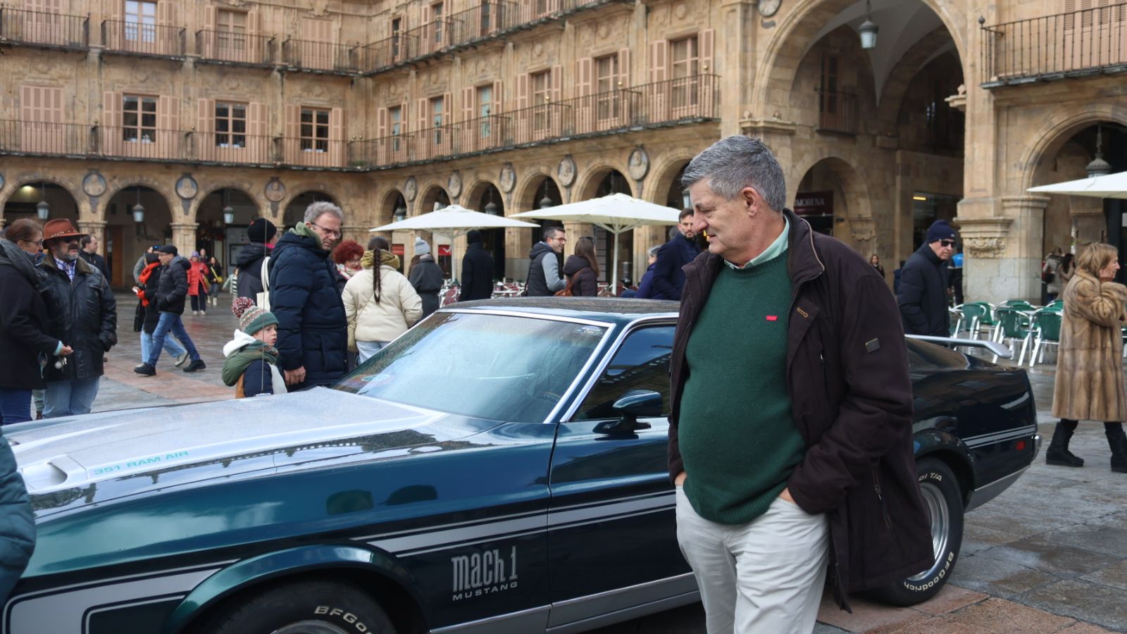 Exposición vehículos Día del Guardia Urbano en la Plaza Mayor de Salamanca