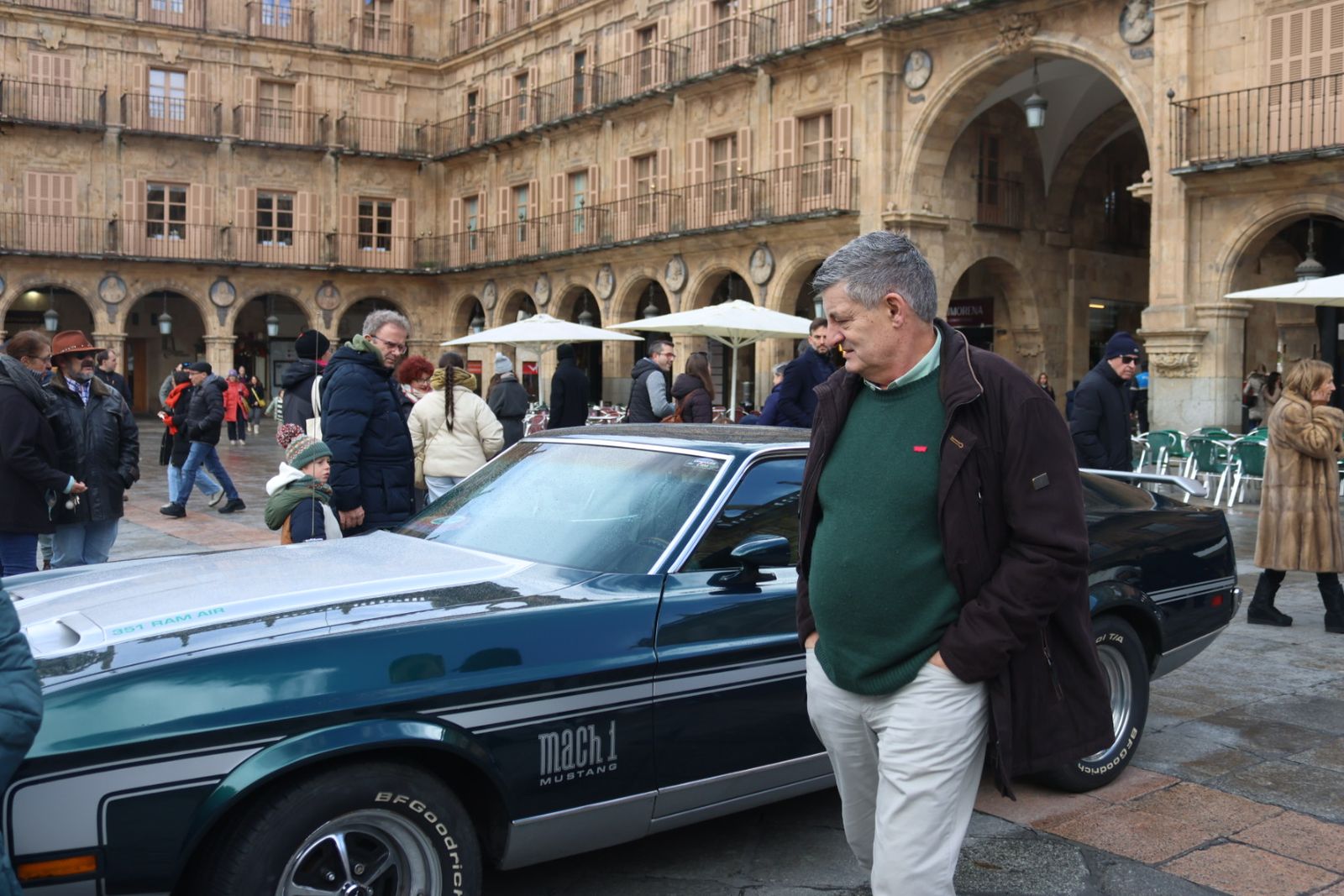 Exposición vehículos Día del Guardia Urbano en la Plaza Mayor de Salamanca