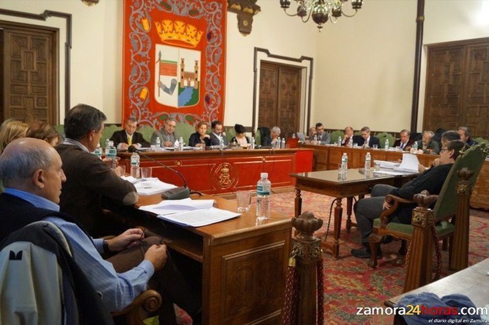 El equipo de Gobierno defiende el plan de empleo y la oposición reclama ampliar la plantilla municipal