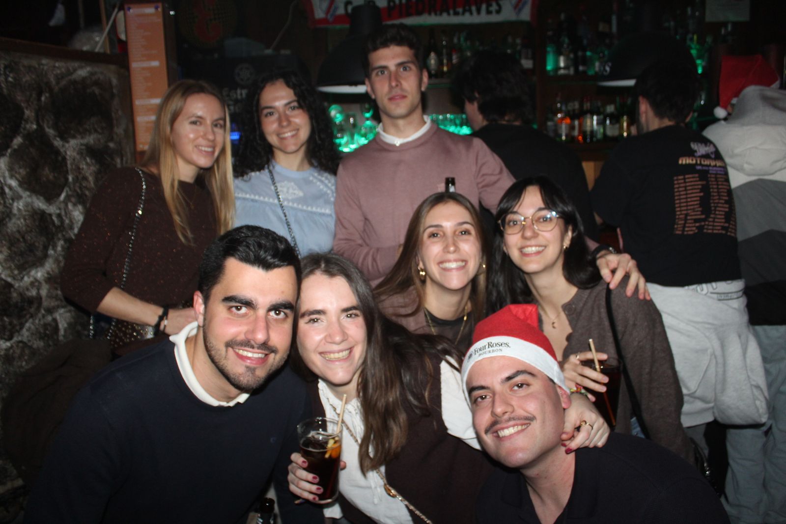 El Fin de Año Universitario continua por los bares de la capital del Tormes tras las doce campanadas