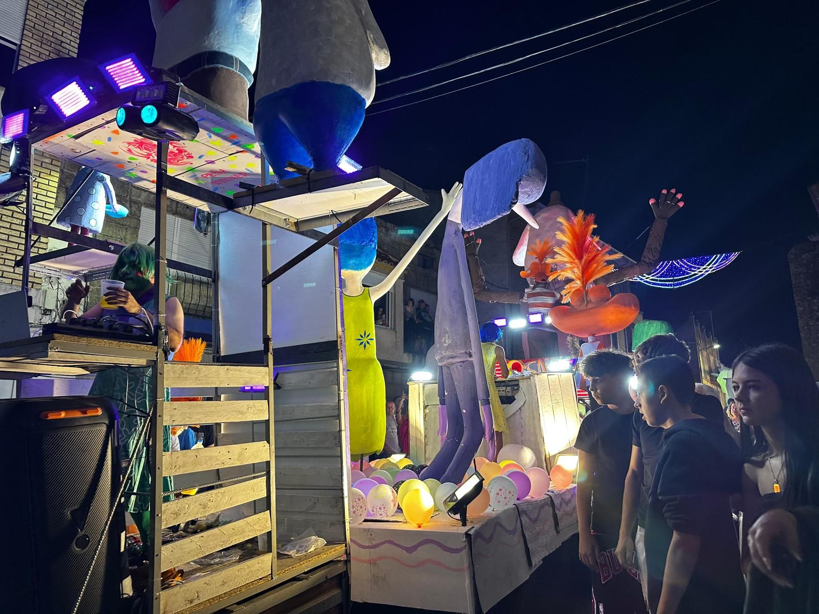 El desfile de carrozas de Aldeadávila vuelve a llenar de luz y color las calles en sus fiestas