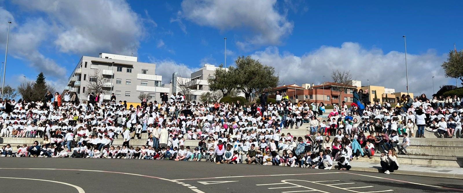 Los tres centros educativos de Carbajosa se unen para celebrar el Día de la Paz reuniendo más de mil niños