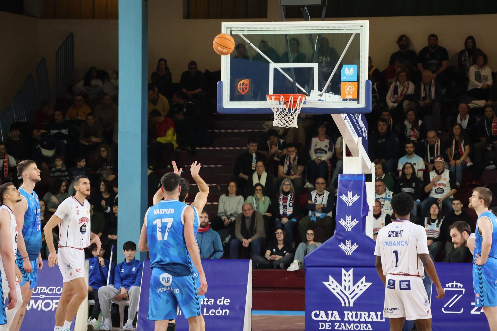 GALERÍA | Revive en imágenes el encuentro entre el CB Zamora y el Obradoiro