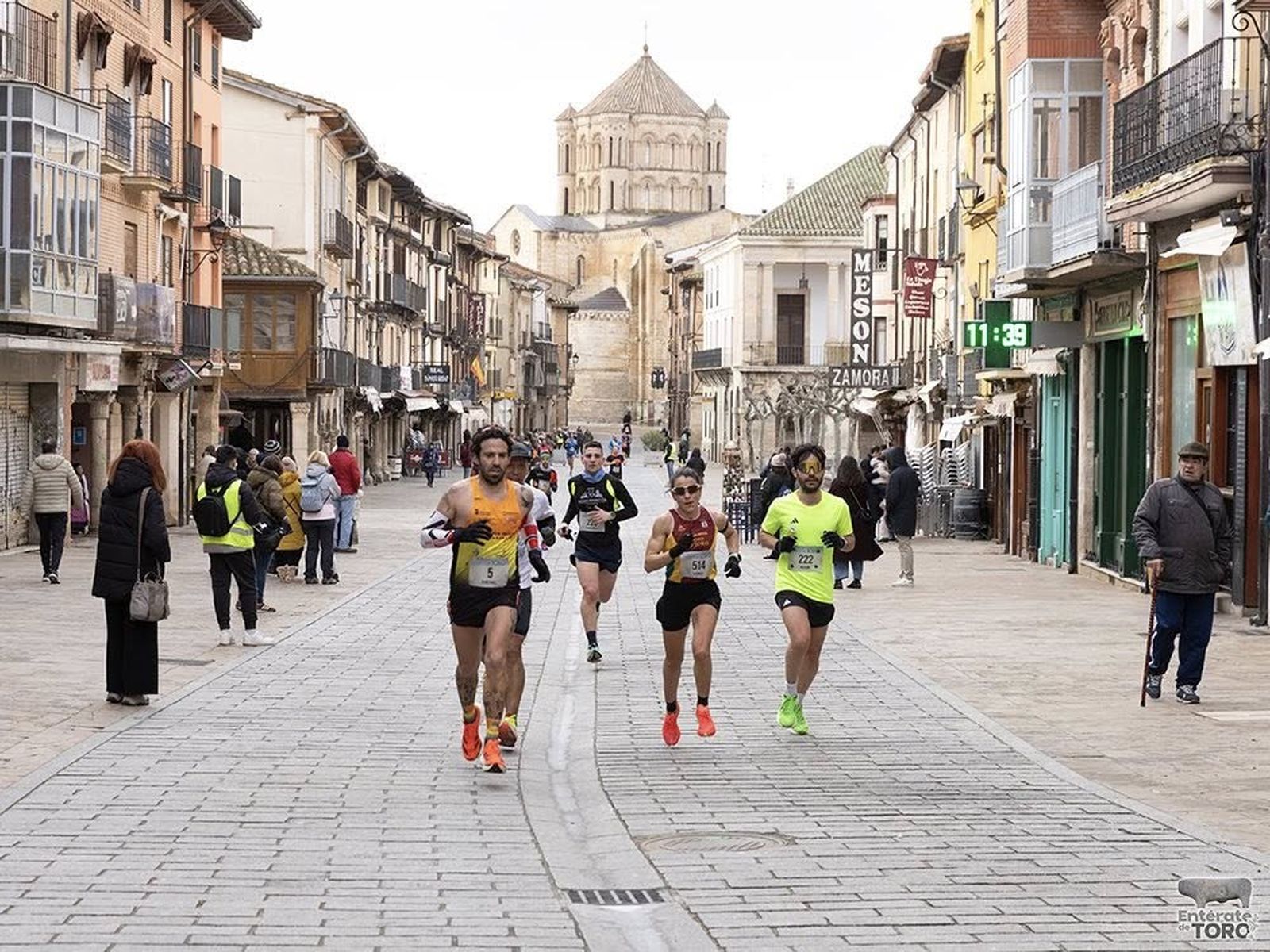 Verónica Sánchez en un momento de la media maratón de Toro