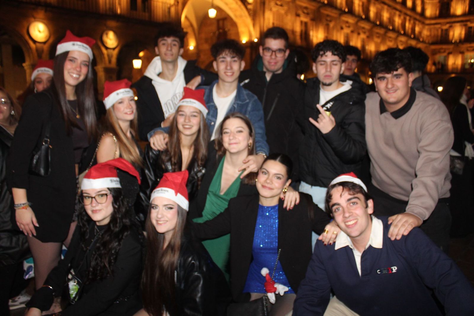 Centenares de personas disfrutan de las campanadas y la fiesta del Fin de Año Universitario