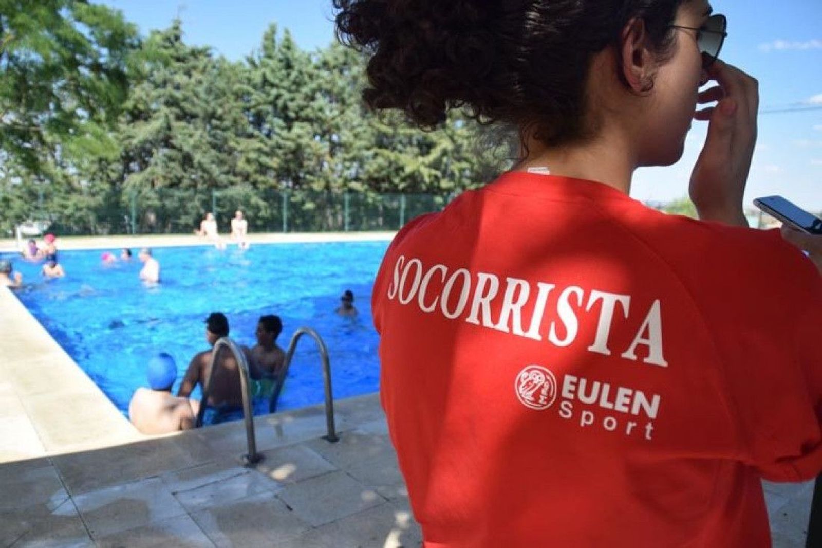 Una socorrista vigila una piscina. Archivo