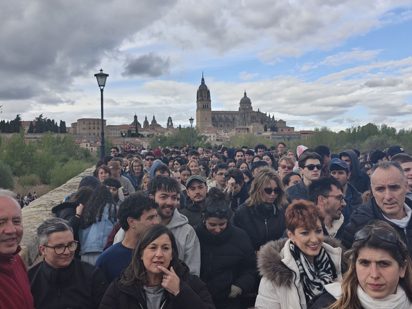 Un multitudinario Lunes de Aguas en Salamanca llena la ribera del Tormes