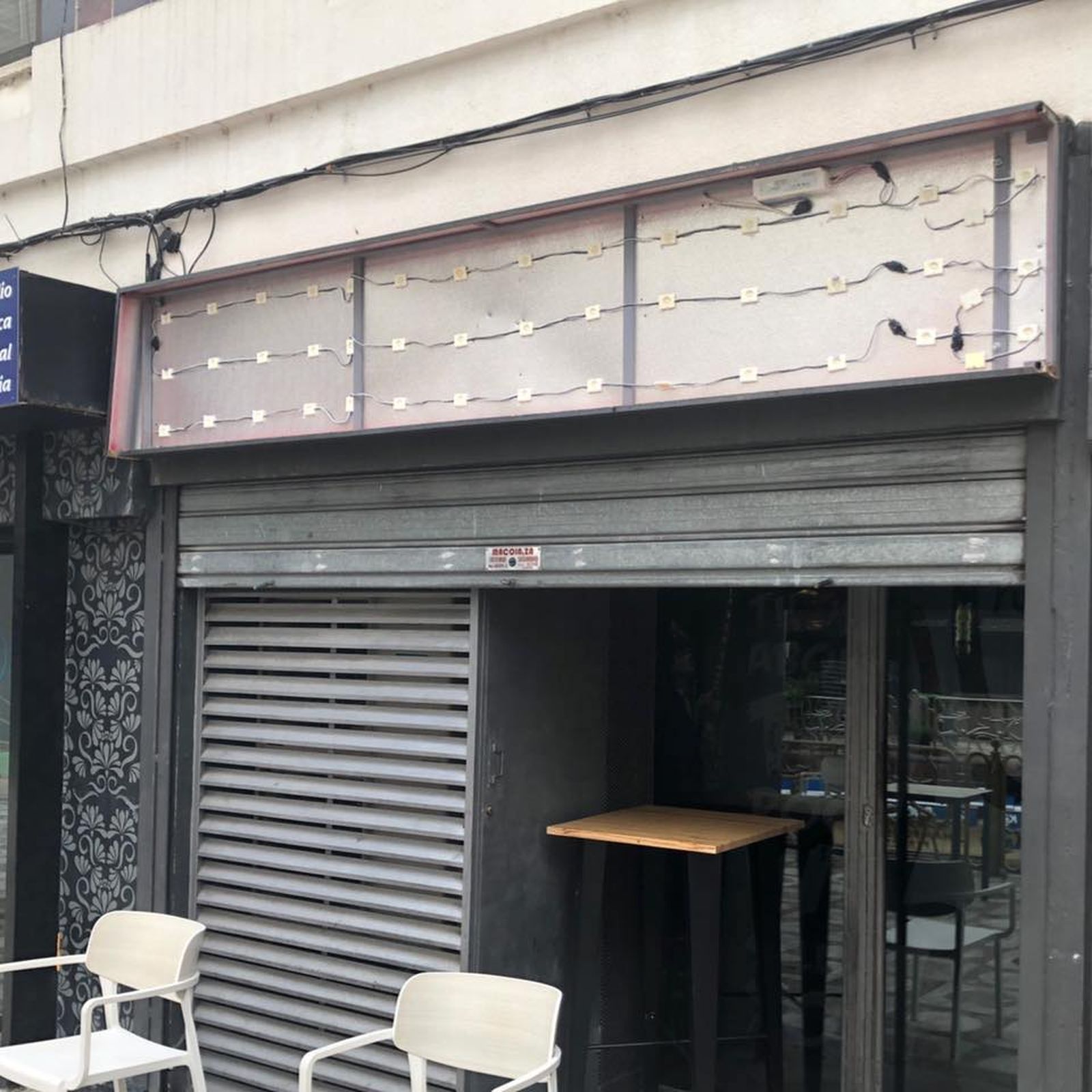 Imagen de la puerta del 43 sin el rótulo