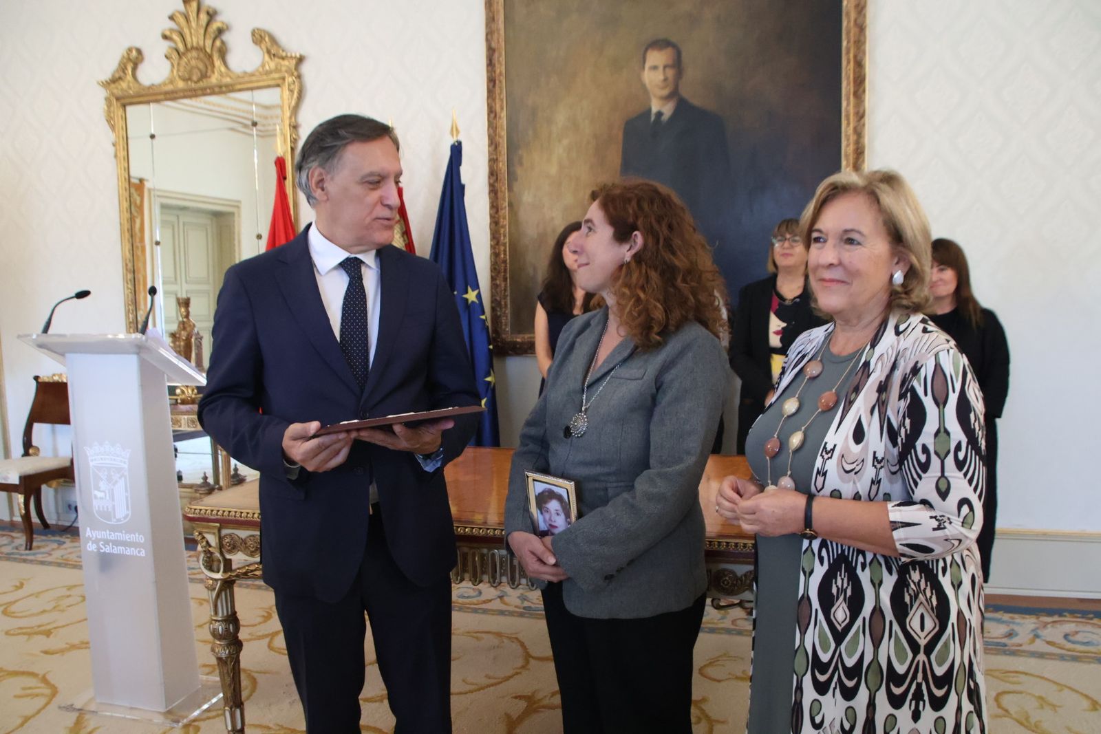 El alcalde de Salamanca, Carlos García Carbayo, preside el homenaje a personas centenarias de la ciudad