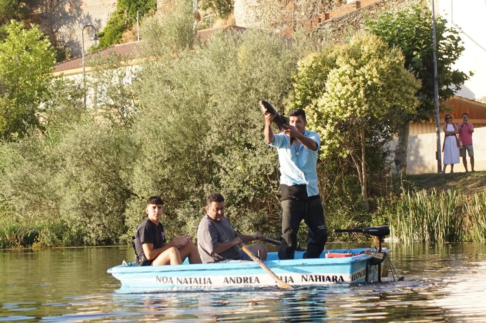 Procesión con la Virgen del Carmen por el río Tormes en Alba (41).jpeg