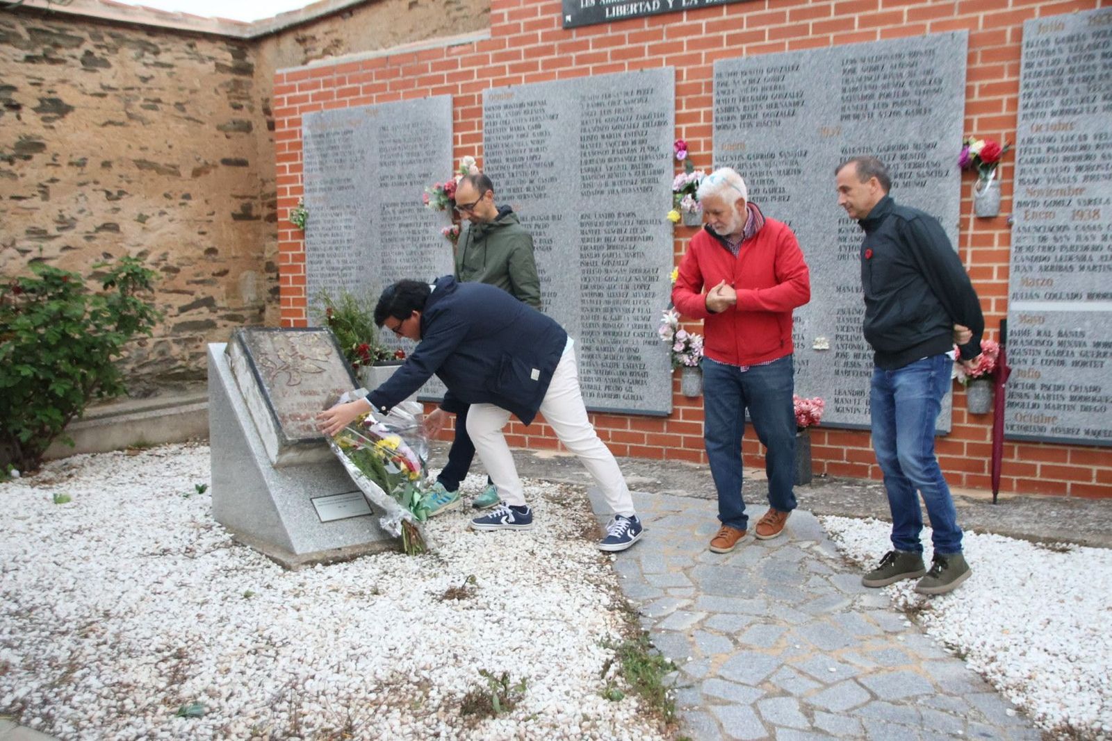 Acto de homenaje en recuerdo a los trabajadores represaliados por el franquismo con motivo de la celebración del 1º de Mayo organizado por las Juventudes Socialistas de Salamanca