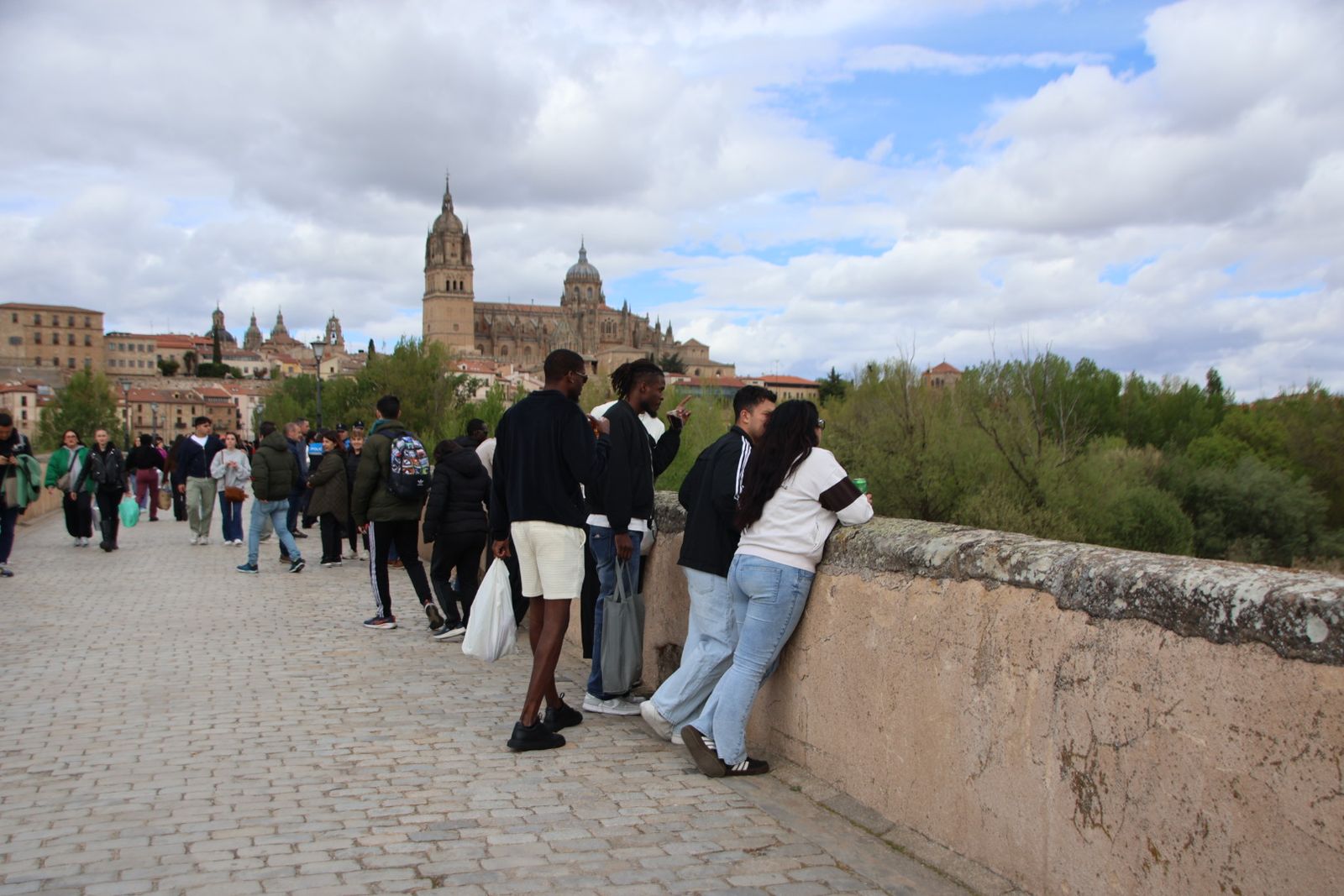 Un multitudinario Lunes de Aguas en Salamanca llena la ribera del Tormes