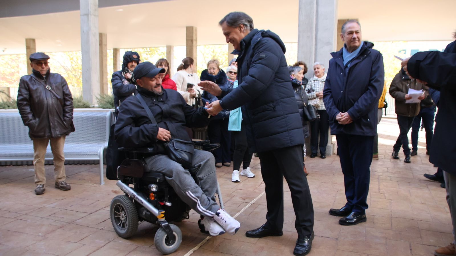 El alcalde de Salamanca, Carlos García Carbayo, entrega las llaves de la nueva promoción de viviendas protegidas en alquiler en Capuchinos
