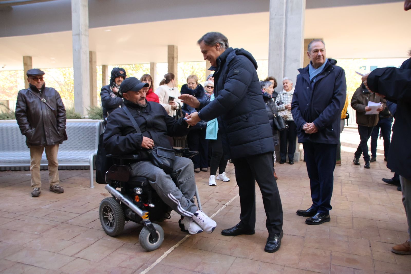 El alcalde de Salamanca, Carlos García Carbayo, entrega las llaves de la nueva promoción de viviendas protegidas en alquiler en Capuchinos