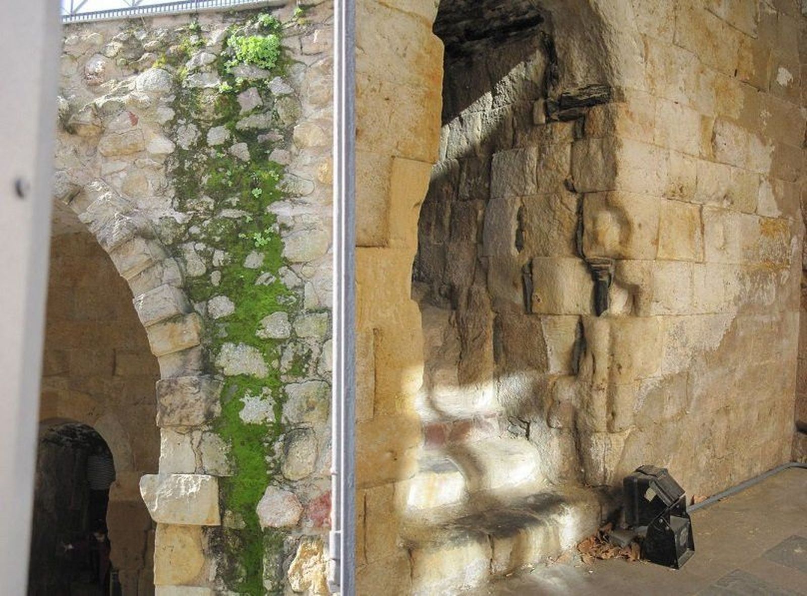 La Cueva de Salamanca, gravemente afectada por la humedad