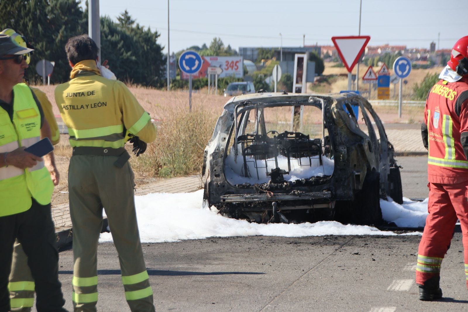 Calcinado un vehículo junto a la carretera de Zamora