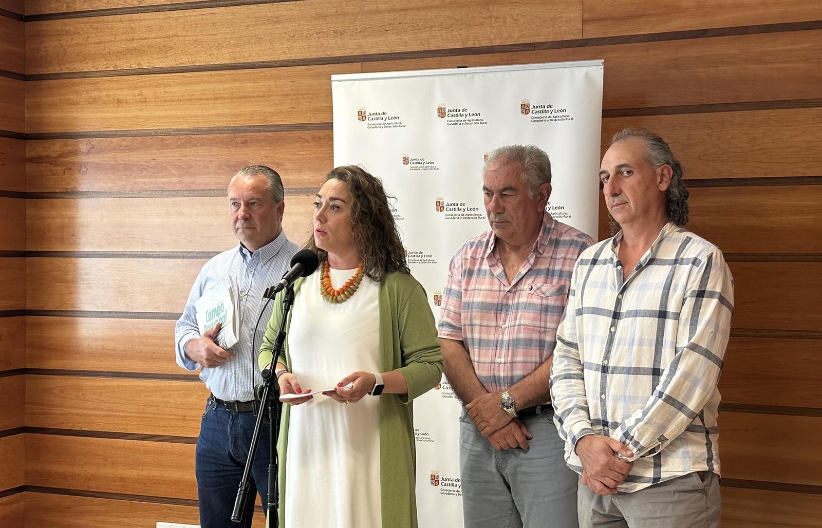 La consejera de Agricultura, Ganadería y Desarrollo Rural, María González Corral, junto a los representantes de UPA-COAG, Asaja y UCCL