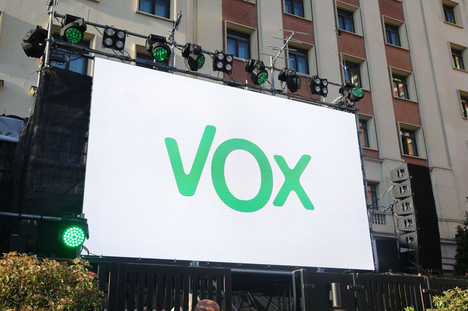 Pantalla con el nombre de VOX situado en la Plaza Margaret Thatcher de Madrid, donde el partido tiene previsto celebrar sus resultados electorales. Pantalla con el nombre de VOX situado en la Plaza Margaret Thatcher de Madrid, donde el partido tiene previsto celebrar sus resultados electorales.