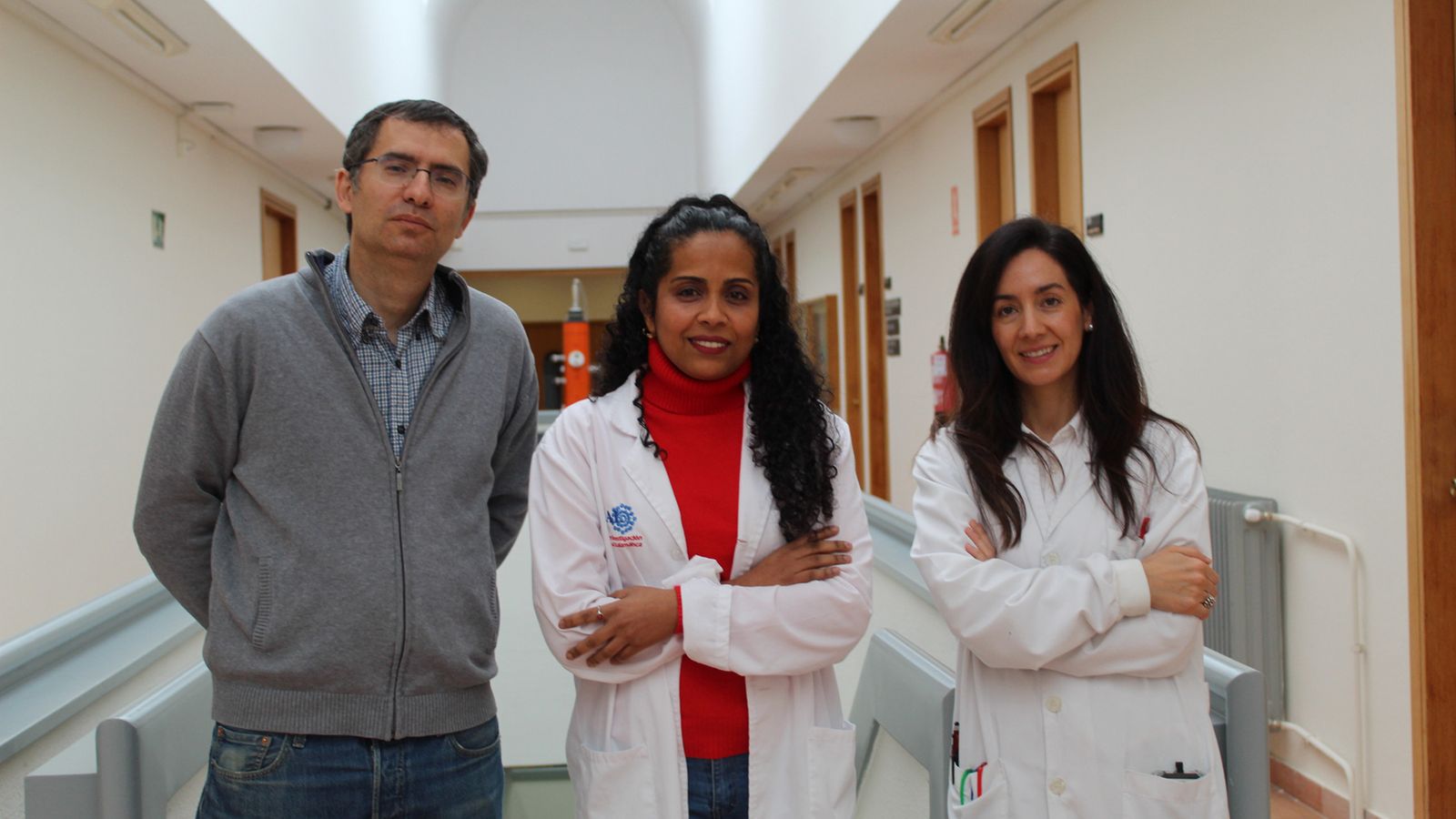 Los investigadores responsables del estudio Miguel Marcos Martín, Maura Lina Rojas Pirela y María Ángeles Pérez Nieto en la Facultad de Medicina de la USAL