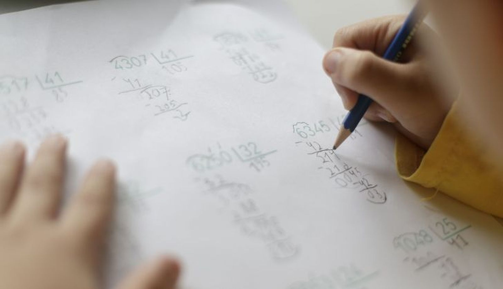 Un niño realiza operaciones matemáticas su casa de Madrid durante el confinamiento. Un niño realiza operaciones matemáticas su casa de Madrid durante el confinamiento.