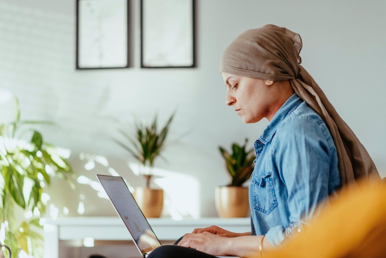 Mujer trabajando con cáncer. EP