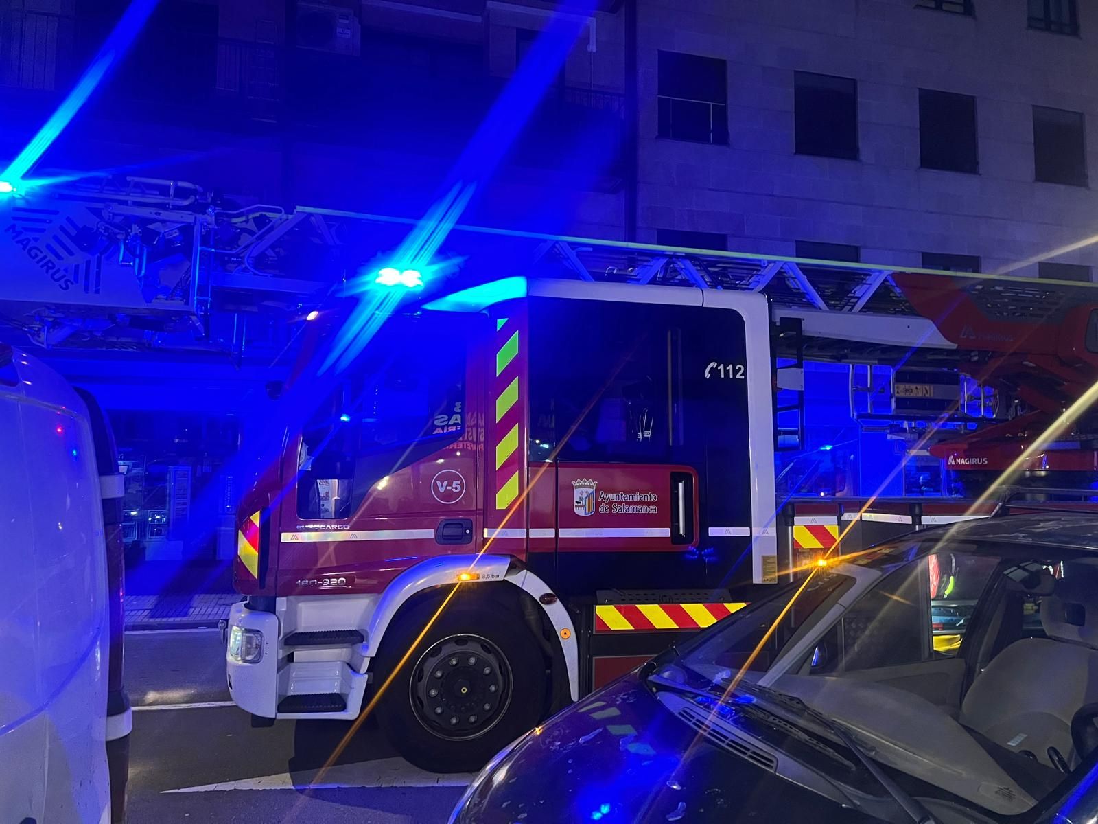 Gran despliegue de Bomberos y Policía por un incendio en Salamanca