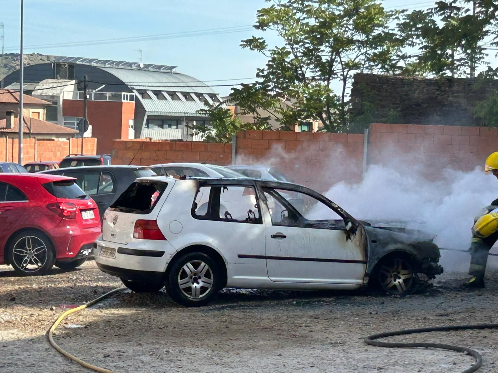 Incendio de un coche en Alba de Tormes