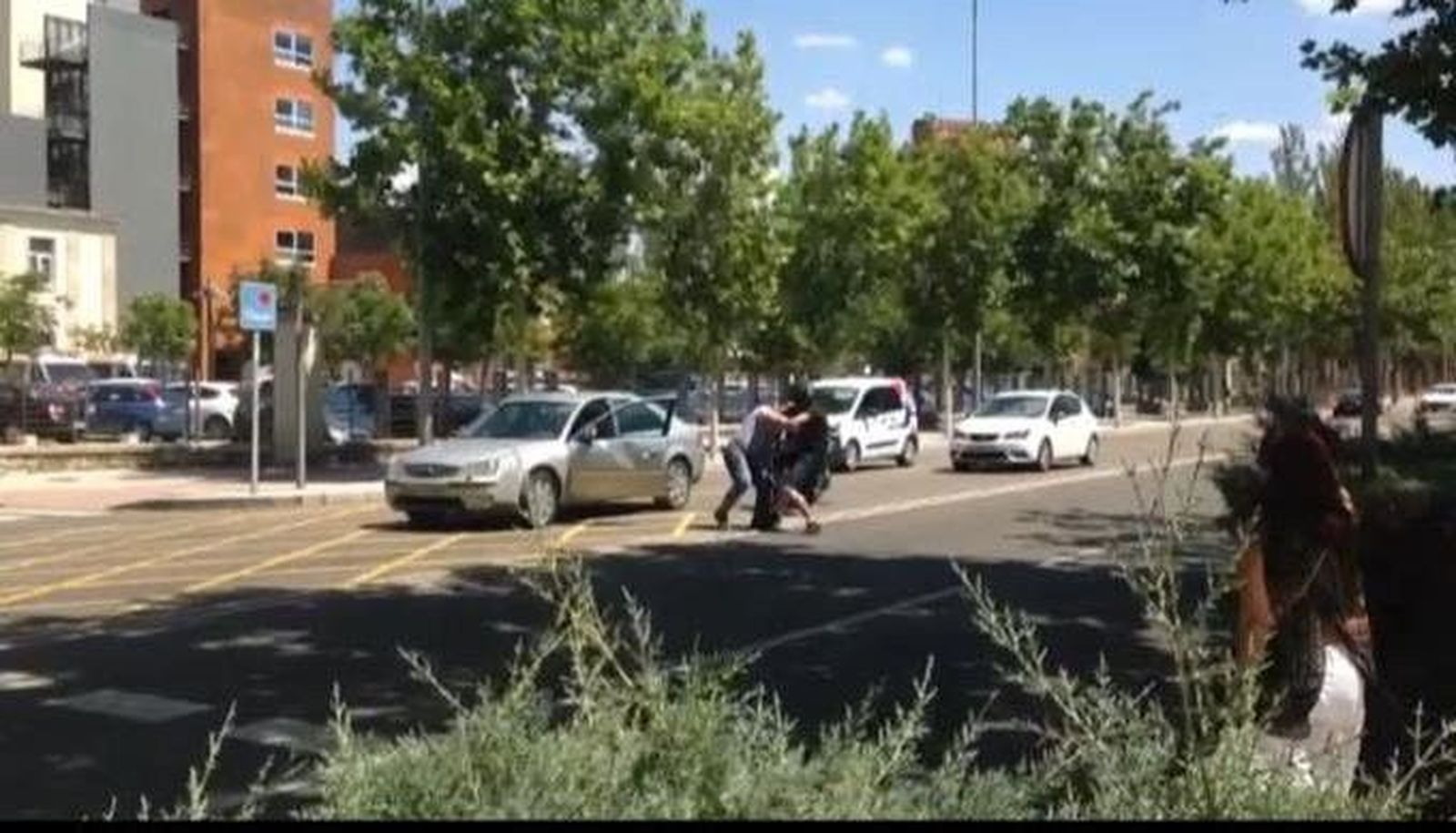 Un motorista se enzarza en una pelea con un conductor tras ser golpeado por el coche