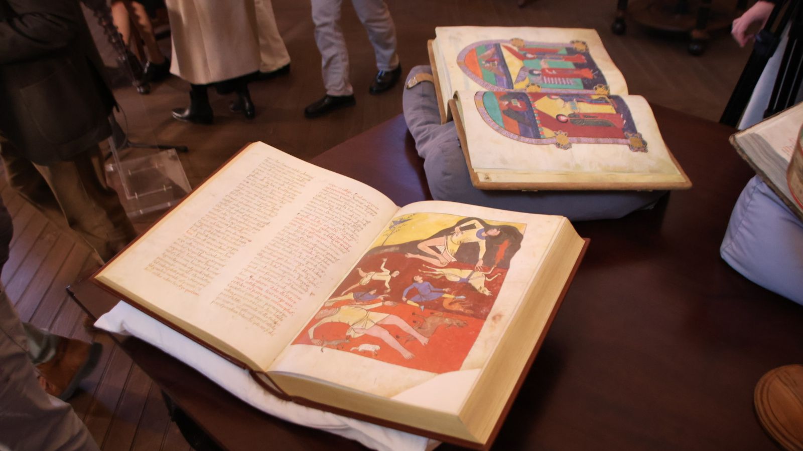 La USAL recibe una donación de facsímiles de los célebres códices medievales conocidos como “Beatos”