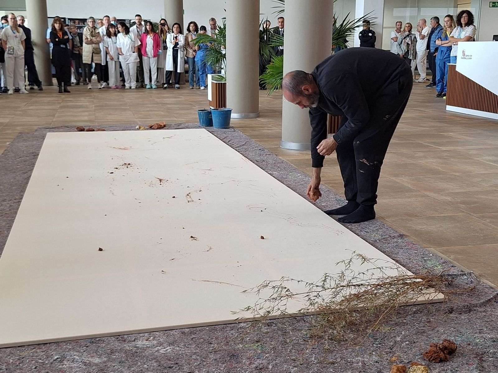 50º Aniversario del Hospital Clínico  Universitario con una intervención artística “Latidos  de barro” (9).jpeg