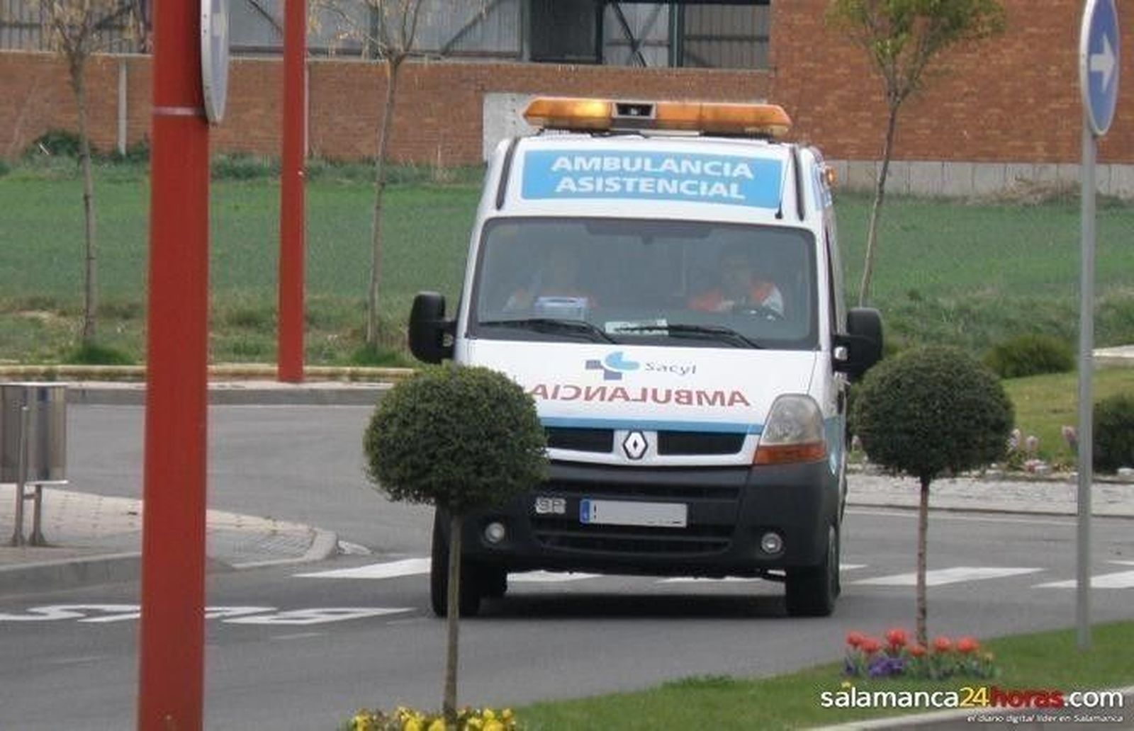 Dos jóvenes heridos al colisionar su ciclomotor con un coche en Villares de la Reina