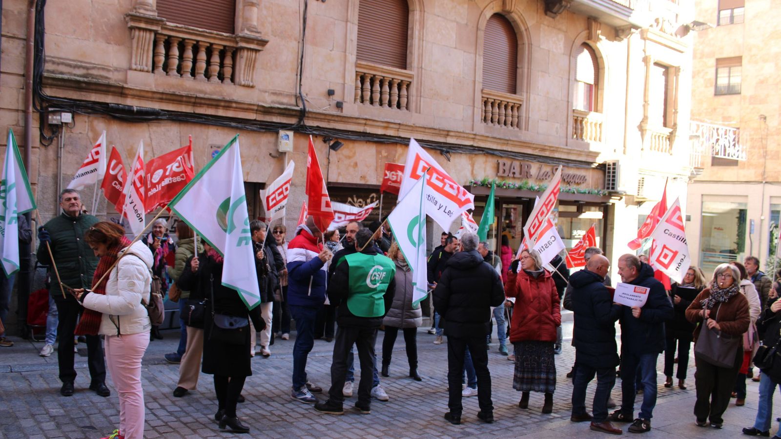 Los sindicatos se movilizan por tercera semana consecutiva para exigir un "salario digno" frente a la Diputación