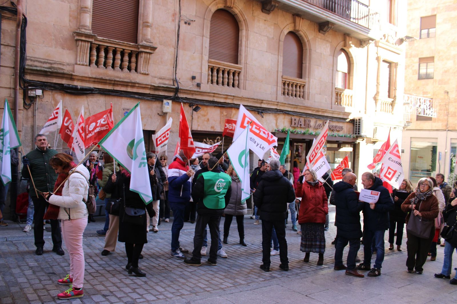 Los sindicatos se movilizan por tercera semana consecutiva para exigir un "salario digno" frente a la Diputación