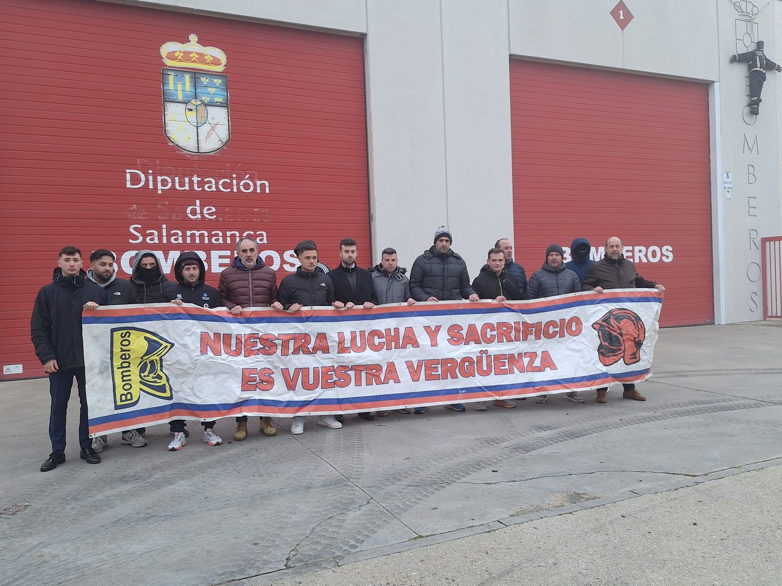 Bomberos en el parque de Villares el 1 de enero de 2026