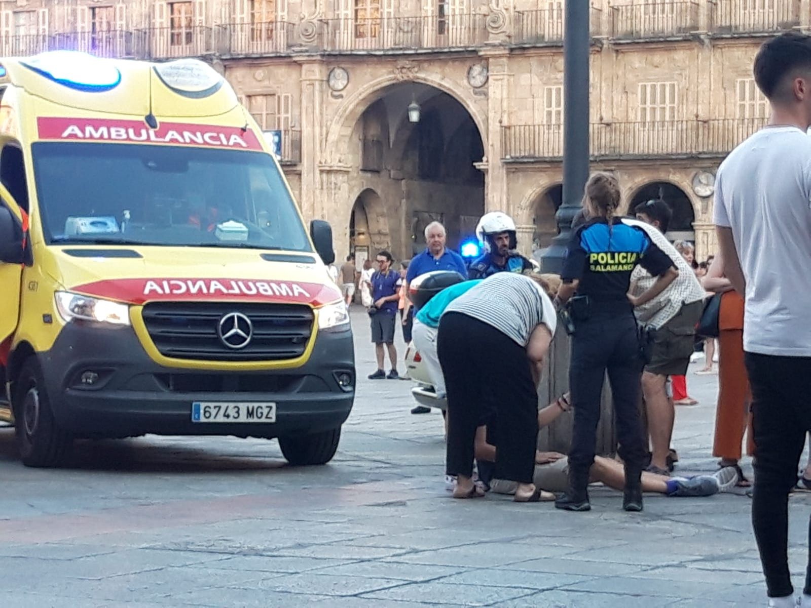 Golpe de calor. Indisposición en la Plaza Mayor de Salamanca. Foto de archivo