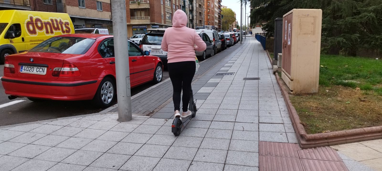 Patinete eléctrico por la acera