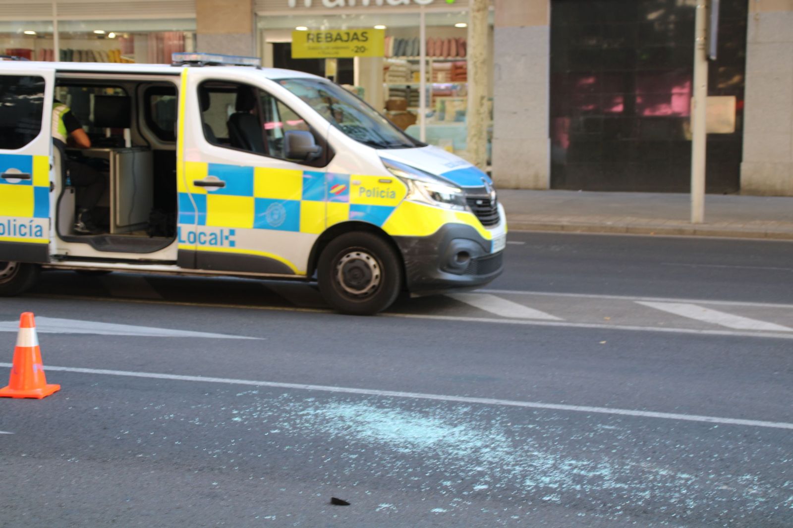 Tráfico denso en avenida de Mirat por un accidente entre una furgoneta y un turismo