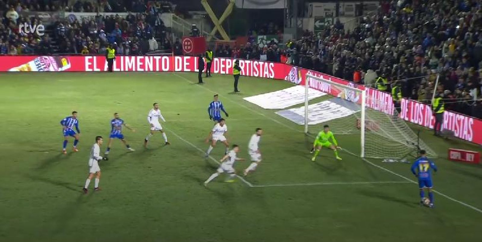 Raly Cabral en la acción del gol de la Arandina ante el Real Madrid.