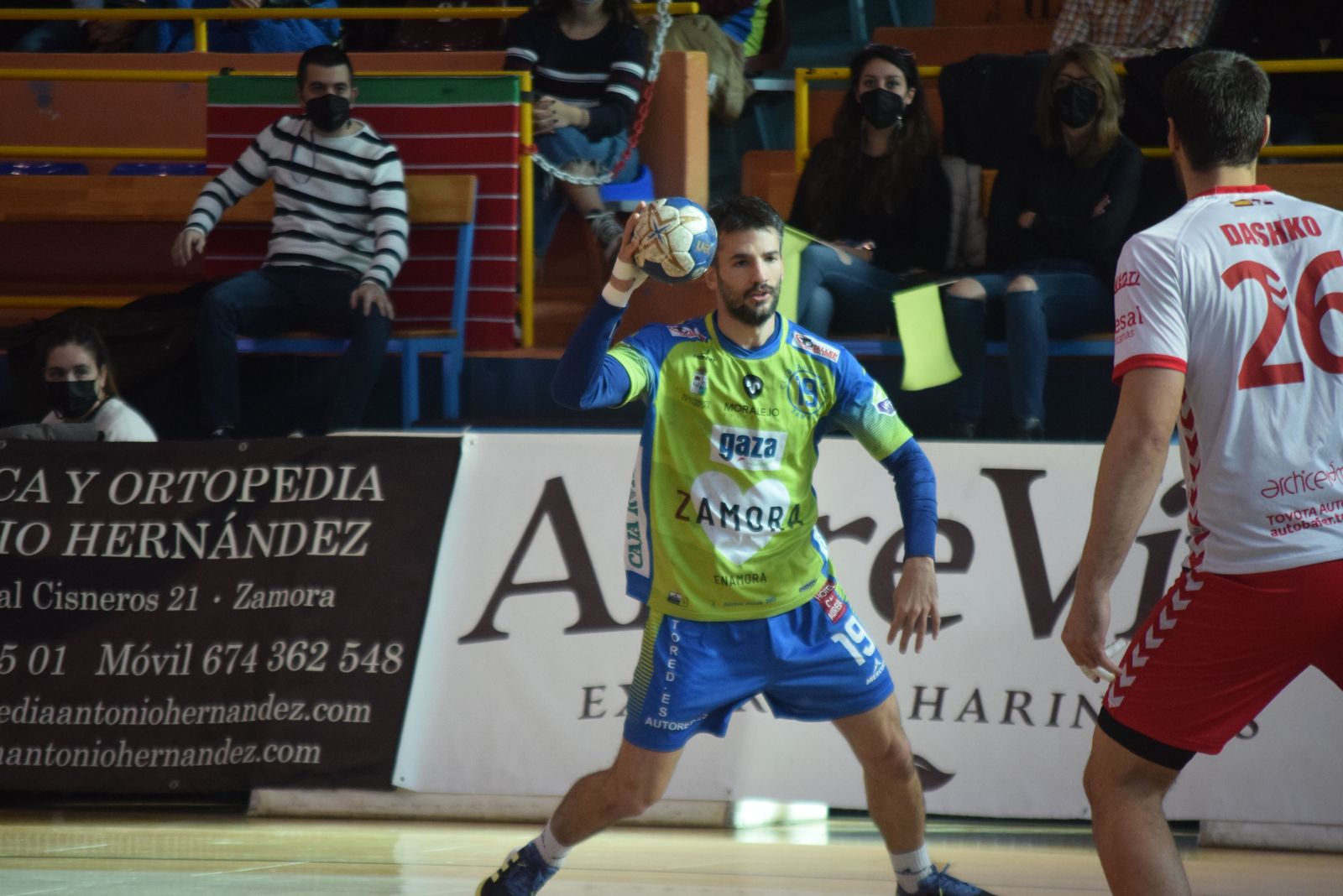 Guille avanza con la bola Guille avanza con la bola