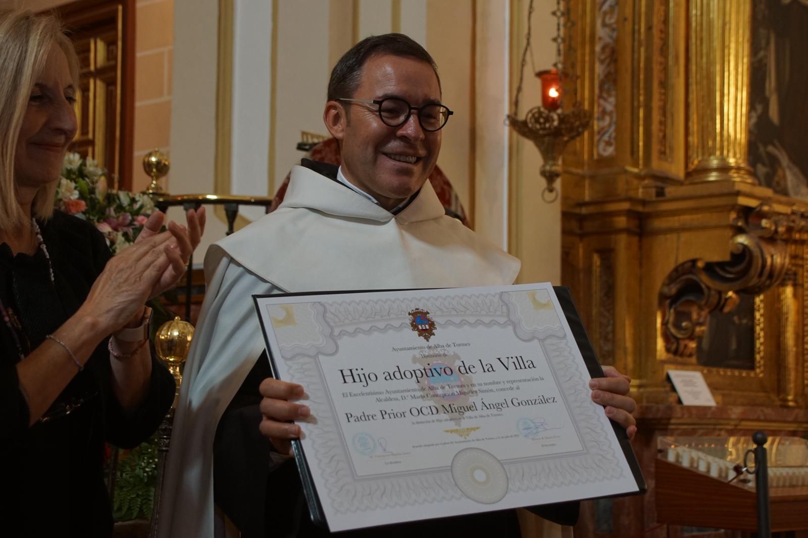 Alba nombra hijo adoptivo al prior Miguel Angel González  (24).jpeg