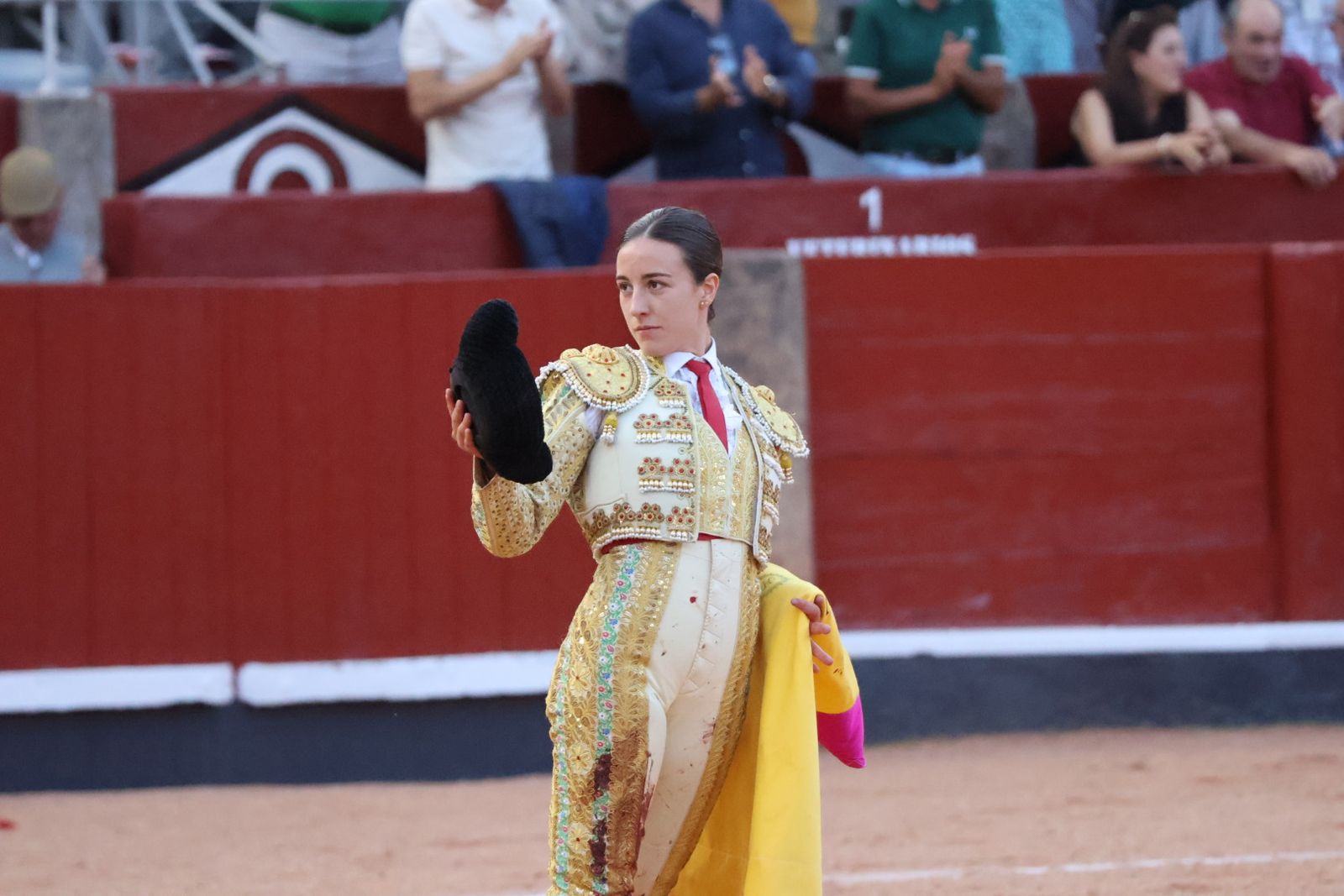 La Glorieta revive el aroma de la feria taurina con el primer festejo: Lea Vicens, Raquel Martín y Olga Casado