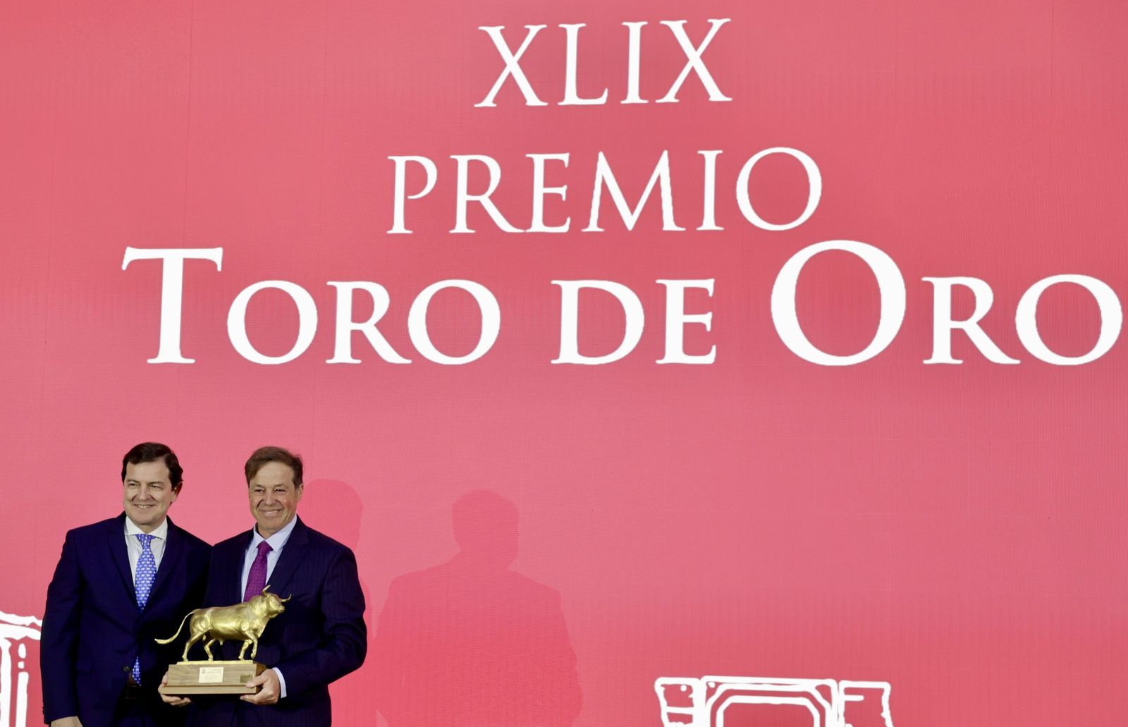 Alfonso Fernández Mañueco y Justo Hernández en la entrega del XLIX premio Toro de Oro