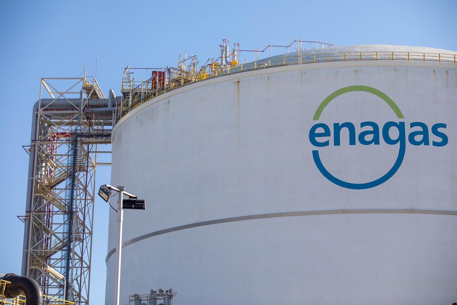 Archivo   Planta de regasificación de Enagás del Puerto de Barcelona, a 2 de febrero de 2023, en Barcelona. EP