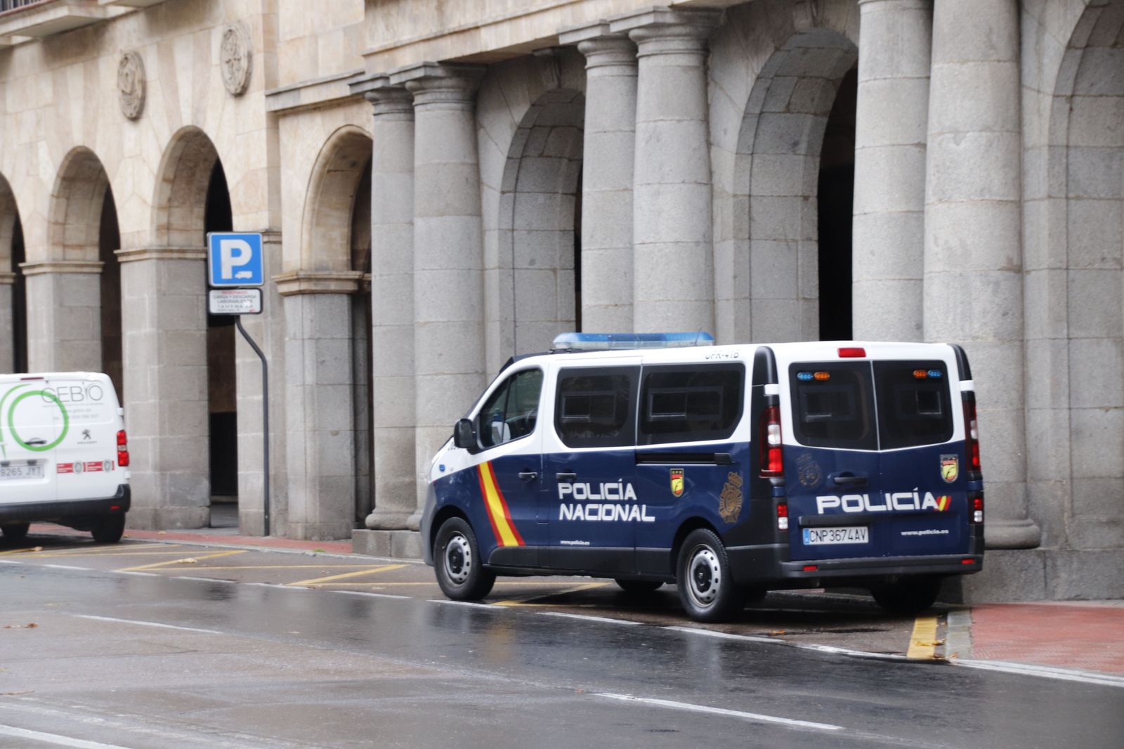 Furgón de la policía nacional en Subdelegación del Gobierno