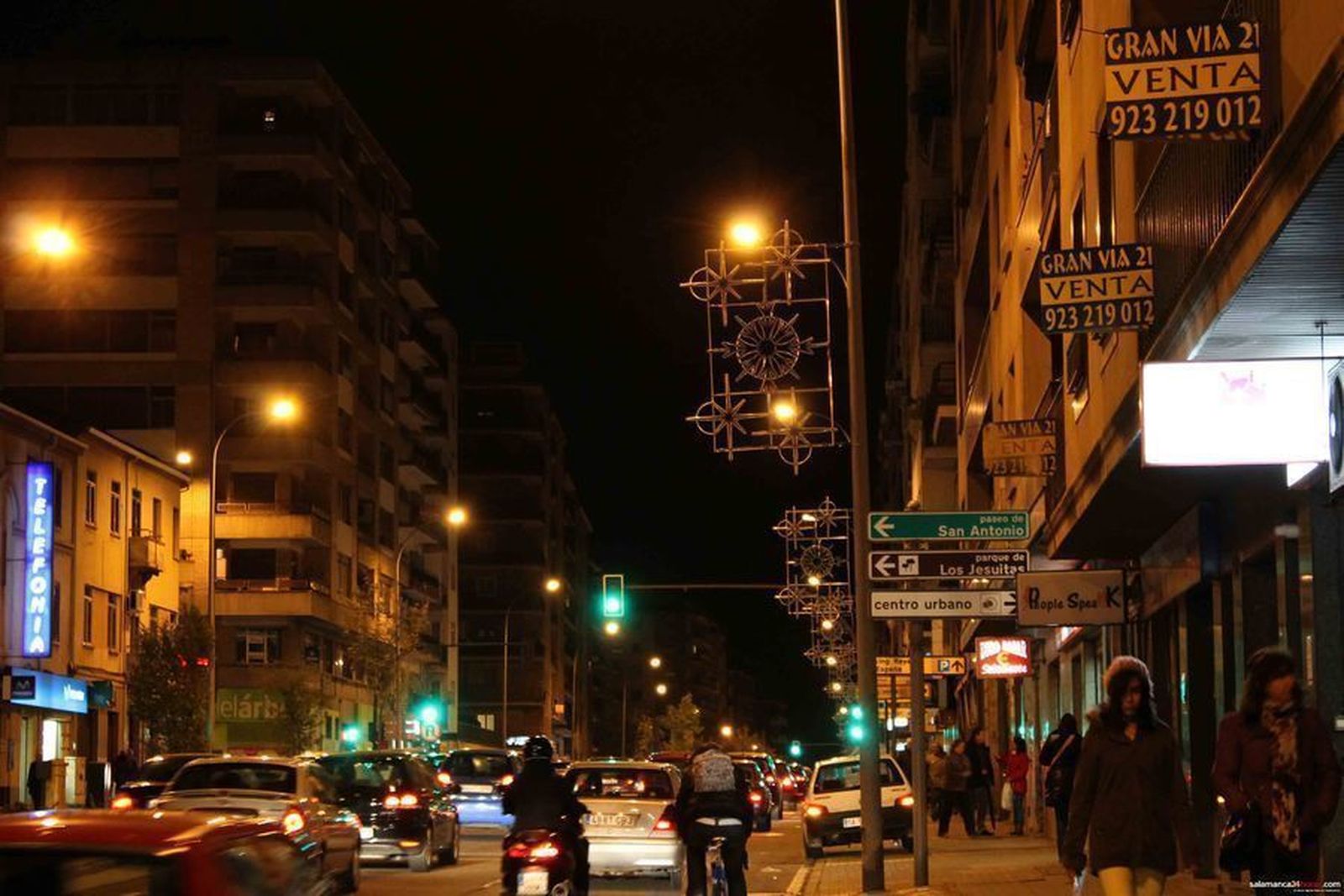 Comienza el montaje de la iluminación navideña en las calles de la ciudad